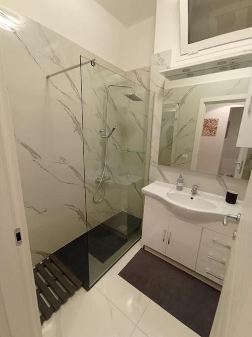 Andrea Central Apartment Барі Екстер'єр фото